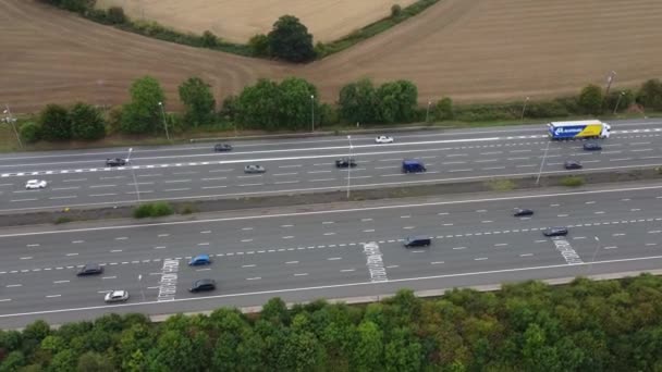 イギリス イングランド 2022年9月7日 忙しい時間とラッシュ時に高速移動トラフィックを持つ英国の高速道路や高速道路の美しい映像 — ストック動画
