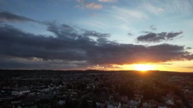 Yüksek Açılı Portakal Günbatımı ve Güzel Gökyüzü ile Bulutlu Lutlu İngiltere Şehri.