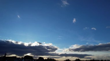 Yüksek Açılı Portakal Günbatımı ve Güzel Gökyüzü ile Bulutlu Lutlu İngiltere Şehri.