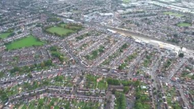 Soğuk ve güneşli bir günde İngiltere 'nin Luton şehrinin Yüksek Açılı Zaman Görüntüsü