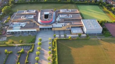 Barnfield Yüksek Eğitim Koleji 'nin Barton Road Luton, İngiltere' deki hava görüntüsü. Yüksek Açılı Drone 'un Kamerası 04 Temmuz 2022' de çekildi.