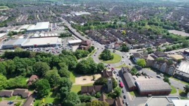 İngiltere 'nin Bedford şehrinin zaman aşımına uğramış görüntüleri, 27 Mayıs 2023' te İngiltere üzerinde güneşli bir günde Drone 's Camera ile çekildi.