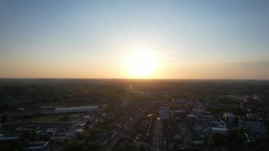 İngiltere 'nin Bedford şehrinin zaman aşımına uğramış görüntüleri, 27 Mayıs 2023' te İngiltere üzerinde güneşli bir günde Drone 's Camera ile çekildi.