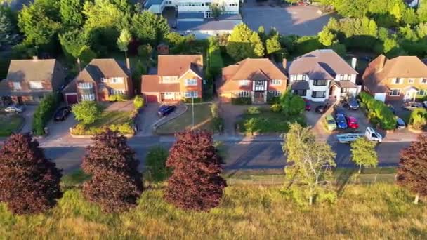 英国卢顿巴顿镇巴恩菲尔德高等教育学院的空中景观 高角龙相机镜头拍摄于2022年7月4日 — 图库视频影像