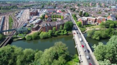 İngiltere 'nin Bedford şehrinin zaman aşımına uğramış görüntüleri, 27 Mayıs 2023' te İngiltere üzerinde güneşli bir günde Drone 's Camera ile çekildi.