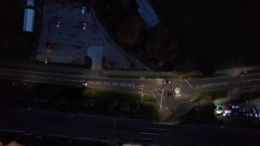 Aydınlanmış İngiliz Şehri ve Gece Yolları 'nın Güzel Hava Manzarası. İHA 'nın Aydınlanmış İngiliz Kasabası Yüksek Açı Görüntüsü. Görüntü 10 Ekim 2022 'de çekildi.