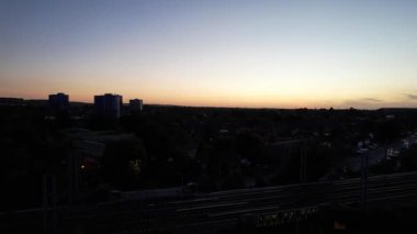 Aydınlanmış İngiliz Şehri ve Gece Yolları 'nın Güzel Hava Manzarası. İHA 'nın Aydınlanmış İngiliz Kasabası Yüksek Açı Görüntüsü. Görüntü 10 Ekim 2022 'de çekildi.