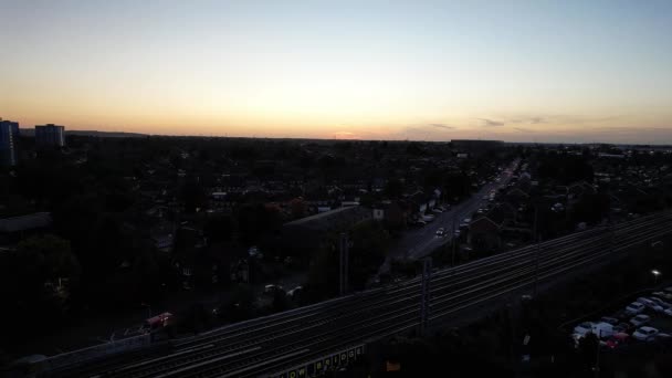 ライトアップされた英国の街や夜の道路の美しい空中ビュー ドローンの照明付きイギリスの街の高角度映像 2022年10月10日撮影 — ストック動画