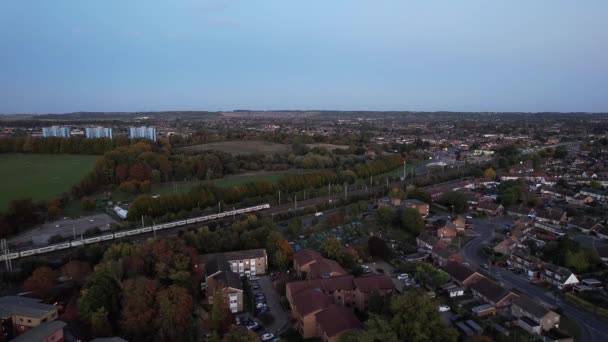 Prachtig Zicht Vanuit Lucht Verlichte Britse Stad Wegen Nachts Drone — Stockvideo