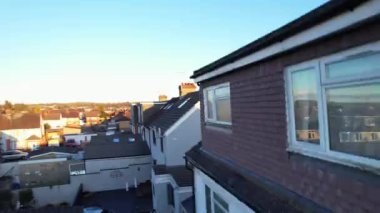 İngiltere 'nin Luton Town şehrinin merkez şehri ve binalarının yüksek açılı hava görüntüleri. Görüntü, İHA 'nın Kamerasıyla 7 Mart 2023' te günbatımında çekildi.