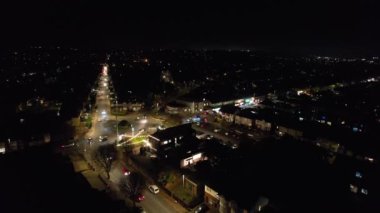 Aydınlanmış İngiliz Şehri ve Gece Yolları 'nın Güzel Hava Manzarası. İHA 'nın Aydınlanmış İngiliz Kasabası Yüksek Açı Görüntüsü. Görüntü 13 Kasım 2022 'de çekildi.