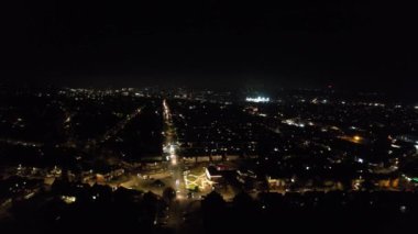 Aydınlanmış İngiliz Şehri ve Gece Yolları 'nın Güzel Hava Manzarası. İHA 'nın Aydınlanmış İngiliz Kasabası Yüksek Açı Görüntüsü. Görüntü 13 Kasım 2022 'de çekildi.