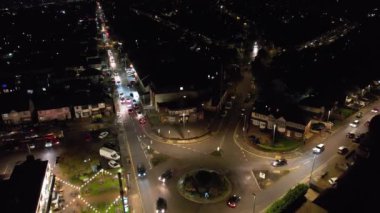 Aydınlanmış İngiliz Şehri ve Gece Yolları 'nın Güzel Hava Manzarası. İHA 'nın Aydınlanmış İngiliz Kasabası Yüksek Açı Görüntüsü. Görüntü 13 Kasım 2022 'de çekildi.