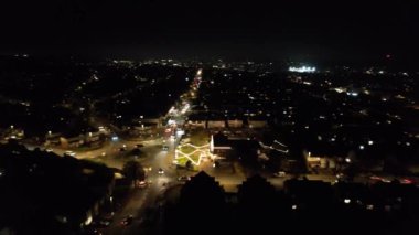 Aydınlanmış İngiliz Şehri ve Gece Yolları 'nın Güzel Hava Manzarası. İHA 'nın Aydınlanmış İngiliz Kasabası Yüksek Açı Görüntüsü. Görüntü 13 Kasım 2022 'de çekildi.
