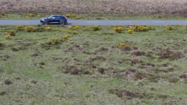 Kırsal Yol 'da Siyah 4x4 MPV Aracın Hava Görüntüsü. İHA 'nın Kamera Görüntüsü ile Yüksek Açı Araba Takibi