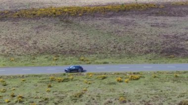Kırsal Yol 'da Siyah 4x4 MPV Aracın Hava Görüntüsü. İHA 'nın Kamera Görüntüsü ile Yüksek Açı Araba Takibi