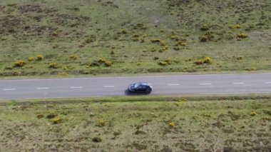 Kırsal Yol 'da Siyah 4x4 MPV Aracın Hava Görüntüsü. İHA 'nın Kamera Görüntüsü ile Yüksek Açı Araba Takibi