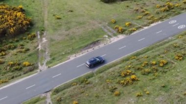 Kırsal Yol 'da Siyah 4x4 MPV Aracın Hava Görüntüsü. İHA 'nın Kamera Görüntüsü ile Yüksek Açı Araba Takibi