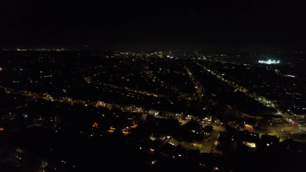 ライトアップされた英国の街や夜の道路の美しい空中ビュー ドローンの照明付きイギリスの街の高角度映像 撮影は2022年11月13日 — ストック動画