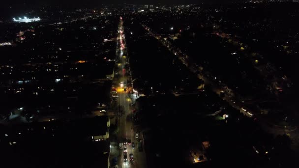 Prachtig Zicht Vanuit Lucht Verlichte Britse Stad Wegen Nachts Drone — Stockvideo