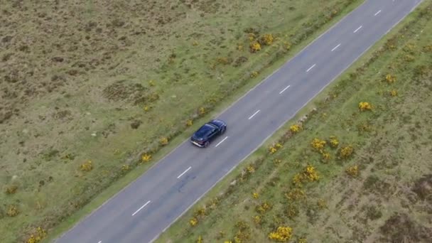 Légi Felvétel Fekete 4X4 Mpv Autó Mozgó Vidéki Útvonal Nagy — Stock videók