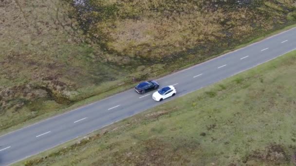 Kırsal Yol Siyah 4X4 Mpv Aracın Hava Görüntüsü Nın Kamera — Stok video