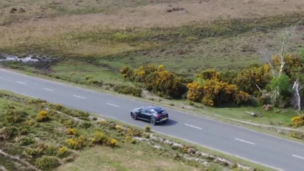 四轮驱动黑色Mpv汽车在乡间公路上行驶的航拍 带无人机摄像的高角车追逐 — 图库视频影像