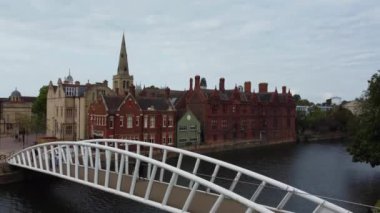 İngiltere 'nin Bedford şehrinin hava görüntüleri. Şehir merkezinin kamerası 28 Mayıs 2023 'te İHA' nın Orta İrtifa 'dan çektiği kamerayla görüntülendi.