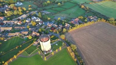 Pulloxhill Village, İngiltere - 8 Ekim 2022: güzel kırsal kesimin hava görüntüleri 