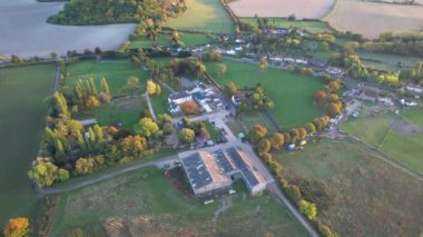 Pulloxhill Village, İngiltere - 8 Ekim 2022: güzel kırsal kesimin hava görüntüleri 