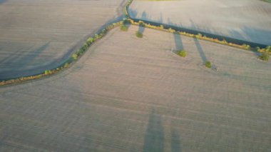 İngiliz Kırsal Bölgesinin Yüksek Açı Görüntüsü. Video, İngiltere 'nin Luton City yakınlarındaki Sharpenhoe Clappers' da Drone 's Camera ile çekildi. Görüntüler 08-Nisan-2023 tarihlerinde İHA ile çekildi.