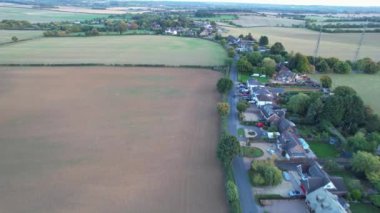 İngiliz Kırsal Bölgesinin Yüksek Açı Görüntüsü. Video, İngiltere 'nin Luton City yakınlarındaki Sharpenhoe Clappers' da Drone 's Camera ile çekildi. Görüntüler 08-Nisan-2023 tarihlerinde İHA ile çekildi.