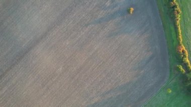 İngiliz Kırsal Bölgesinin Yüksek Açı Görüntüsü. Video, İngiltere 'nin Luton City yakınlarındaki Sharpenhoe Clappers' da Drone 's Camera ile çekildi. Görüntüler 08-Nisan-2023 tarihlerinde İHA ile çekildi.