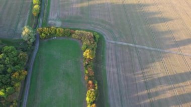 İngiliz Kırsal Bölgesinin Yüksek Açı Görüntüsü. Video, İngiltere 'nin Luton City yakınlarındaki Sharpenhoe Clappers' da Drone 's Camera ile çekildi. Görüntüler 08-Nisan-2023 tarihlerinde İHA ile çekildi.