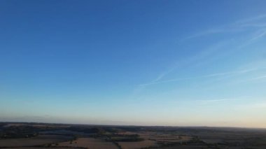 İngiliz Kırsal Bölgesinin Yüksek Açı Görüntüsü. Video, İngiltere 'nin Luton City yakınlarındaki Sharpenhoe Clappers' da Drone 's Camera ile çekildi. Görüntüler 08-Nisan-2023 tarihlerinde İHA ile çekildi.