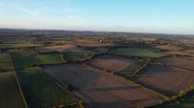 İngiliz Kırsal Bölgesinin Yüksek Açı Görüntüsü. Video, İngiltere 'nin Luton City yakınlarındaki Sharpenhoe Clappers' da Drone 's Camera ile çekildi. Görüntüler 08-Nisan-2023 tarihlerinde İHA ile çekildi.