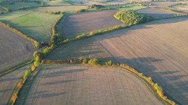 İngiliz Kırsal Bölgesinin Yüksek Açı Görüntüsü. Video, İngiltere 'nin Luton City yakınlarındaki Sharpenhoe Clappers' da Drone 's Camera ile çekildi. Görüntüler 08-Nisan-2023 tarihlerinde İHA ile çekildi.