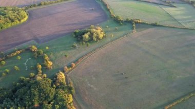 İngiliz Kırsal Bölgesinin Yüksek Açı Görüntüsü. Video, İngiltere 'nin Luton City yakınlarındaki Sharpenhoe Clappers' da Drone 's Camera ile çekildi. Görüntüler 08-Nisan-2023 tarihlerinde İHA ile çekildi.