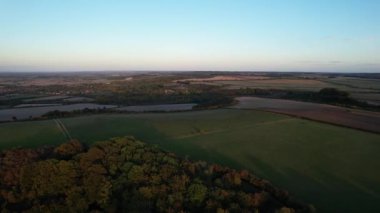 İngiliz Kırsal Bölgesinin Yüksek Açı Görüntüsü. Video, İngiltere 'nin Luton City yakınlarındaki Sharpenhoe Clappers' da Drone 's Camera ile çekildi. Görüntüler 08-Nisan-2023 tarihlerinde İHA ile çekildi.