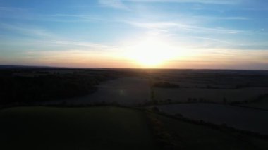 İngiliz Kırsal Bölgesinin Yüksek Açı Görüntüsü. Video, İngiltere 'nin Luton City yakınlarındaki Sharpenhoe Clappers' da Drone 's Camera ile çekildi. Görüntüler 08-Nisan-2023 tarihlerinde İHA ile çekildi.