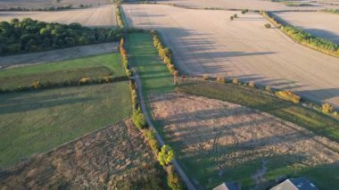 İngiliz Kırsal Bölgesinin Yüksek Açı Görüntüsü. Video, İngiltere 'nin Luton City yakınlarındaki Sharpenhoe Clappers' da Drone 's Camera ile çekildi. Görüntüler 08-Nisan-2023 tarihlerinde İHA ile çekildi.