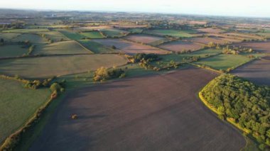 İngiliz Kırsal Bölgesinin Yüksek Açı Görüntüsü. Video, İngiltere 'nin Luton City yakınlarındaki Sharpenhoe Clappers' da Drone 's Camera ile çekildi. Görüntüler 08-Nisan-2023 tarihlerinde İHA ile çekildi.