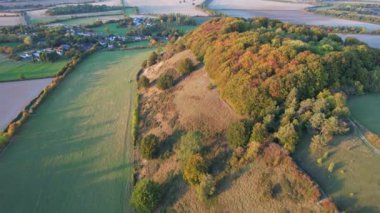 İngiliz Kırsal Bölgesinin Yüksek Açı Görüntüsü. Video, İngiltere 'nin Luton City yakınlarındaki Sharpenhoe Clappers' da Drone 's Camera ile çekildi. Görüntüler 08-Nisan-2023 tarihlerinde İHA ile çekildi.