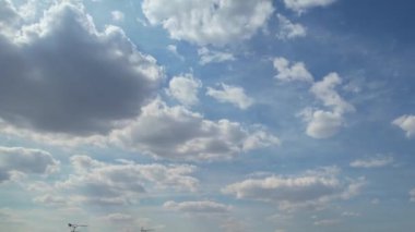 Sabah Bulutların Üzerindeki Zaman Hızı Hava Görüntüsü. Hızlı hareket eden bulutlar