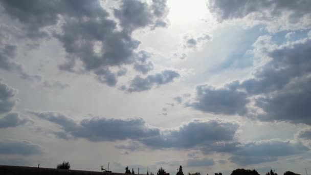 午前中は雲の上から空中からの眺めをお楽しみください 急速に移動する雲 — ストック動画