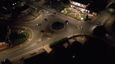 Aydınlanmış İngiliz Şehri ve Gece Yolları 'nın Zaman Hızlandırılmış Hava Görüntüsü. İHA 'nın Aydınlanmış İngiliz Kasabası Yüksek Açılı Görüntüsü