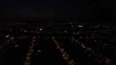 Aydınlanmış İngiliz Şehri ve Gece Yolları 'nın Hava Görüntüsü. İHA 'nın Aydınlanmış İngiliz Kasabası Yüksek Açılı Görüntüsü