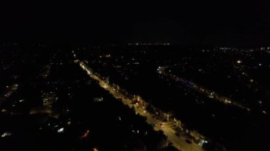 Aydınlanmış İngiliz Şehri ve Gece Yolları 'nın Hava Görüntüsü. İHA 'nın Aydınlanmış İngiliz Kasabası Yüksek Açılı Görüntüsü