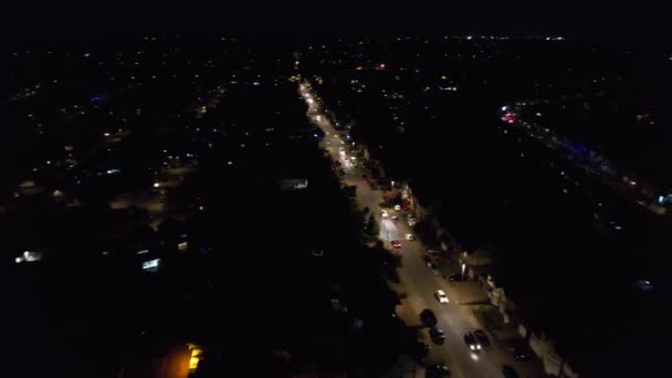Αεροφωτογραφία Της Φωτισμένης Βρετανικής Πόλης Και Των Δρόμων Νύχτα Υψηλής — Αρχείο Βίντεο