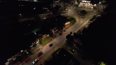 Aydınlanmış İngiliz Şehri ve Gece Yolları 'nın Hava Görüntüsü. İHA 'nın Aydınlanmış İngiliz Kasabası Yüksek Açılı Görüntüsü
